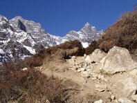 trail near namche